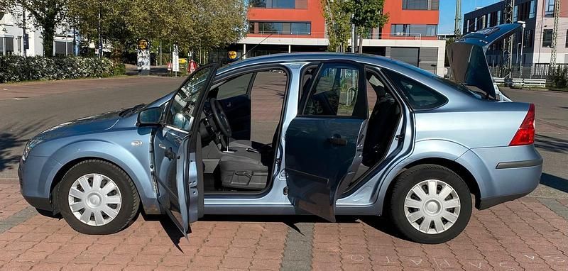 Usata Ford Focus 101 CV (74 kW) 2005 Blu Berlina