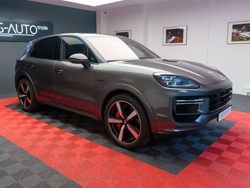Grau Neu 2024 Porsche Cayenne Turbo E-Hybrid SUV | 177.310 € - Bild 1/4