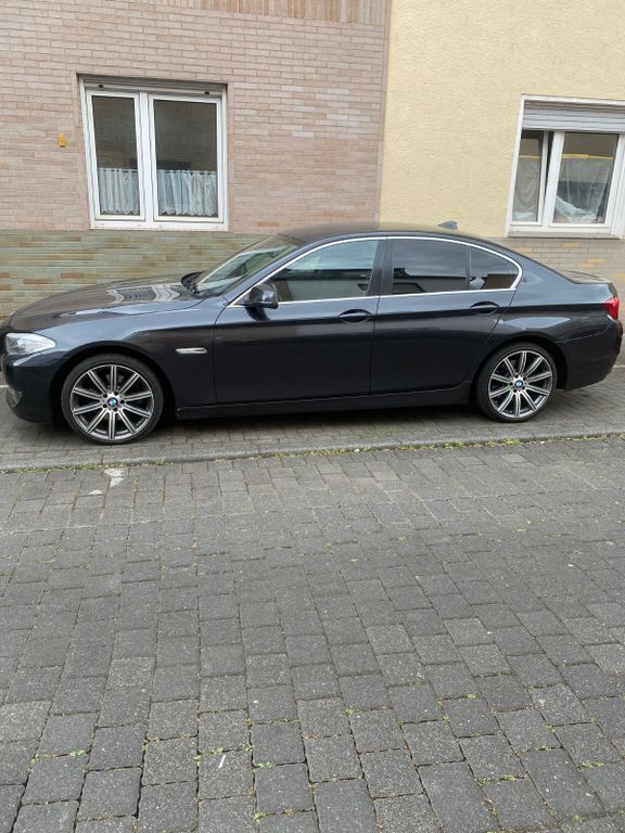 Schwarz Gebraucht 2011 BMW 520 Limousine | 10.500 € (Fairer Preis) - Bild 1/4