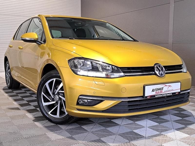 Gelb Gebraucht 2018 VW Golf VII Sound Limousine | 13.970 € (Guter Preis) - Bild 1/4