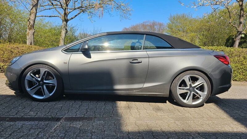 Braun Gebraucht 2018 Opel Cascada Ultimate Cabrio | 19.300 € (Fairer Preis) - Bild 1/4