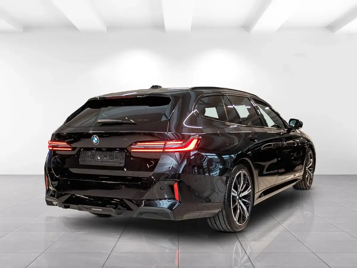 Gebraucht BMW 540 Comfort Edition 303 PS (222 kW) 2025 Saphirschwarz Kombi
