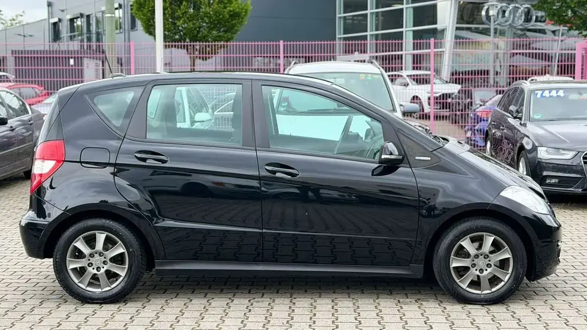 Gebraucht Mercedes A160 95 PS (69 kW) 2010 Kosmosschwarz  metalliclack Kleinwagen