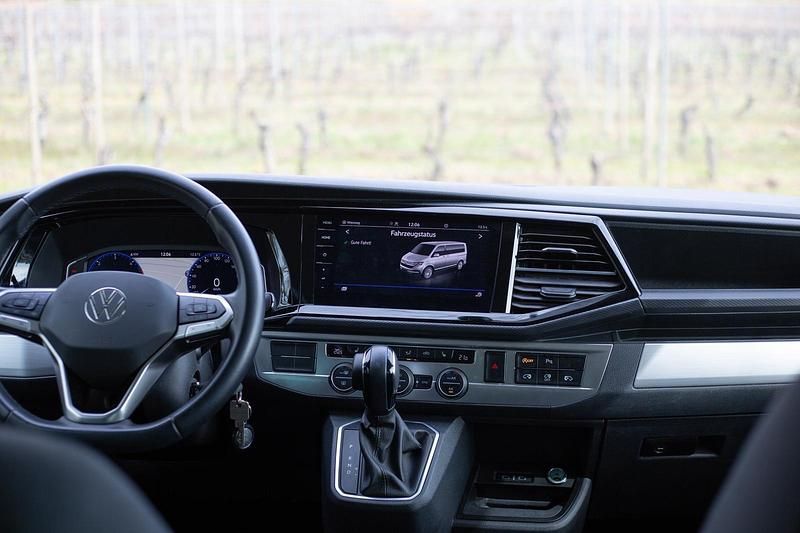 Gebraucht VW Multivan Comfortline 204 PS (150 kW) 2023 Blau Van