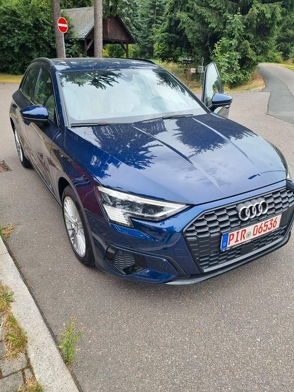 Blau Gebraucht 2021 Audi A3 Ambiente Limousine | 21.000 € (Fairer Preis) - Bild 1/4
