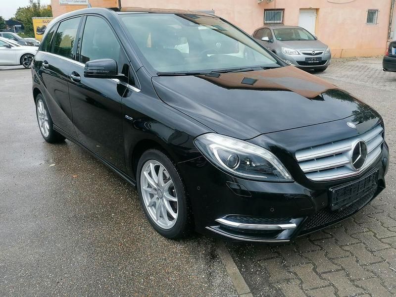 Schwarz Gebraucht 2012 Mercedes B200 Van / Kleinbus | 8.390 € (Guter Preis) - Bild 1/4
