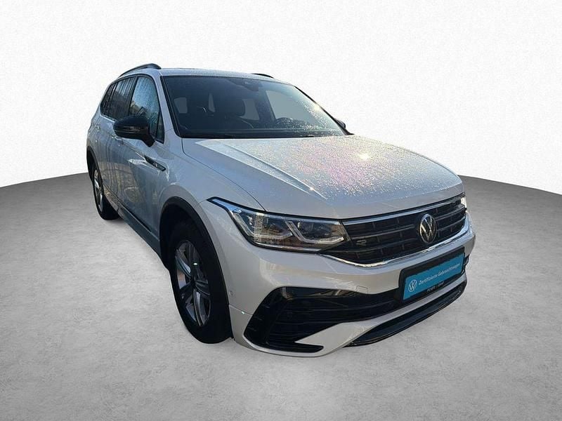 Gebraucht VW Tiguan Allspace R-line 193 PS (141 kW) 2024 Oryxweiß perlmutteffekt SUV