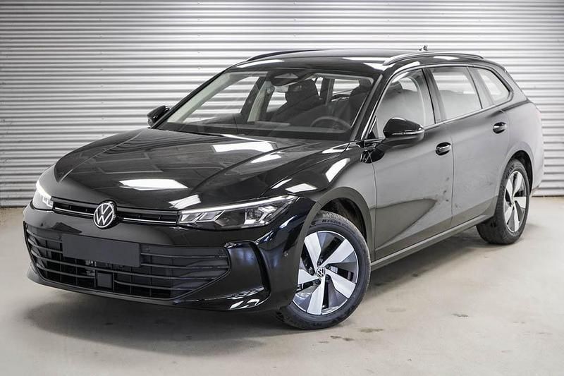 Grenadilla black metallic (ly9t) Neu 2025 VW Passat Kombi | 37.790 € (Superpreis) - Bild 1/4