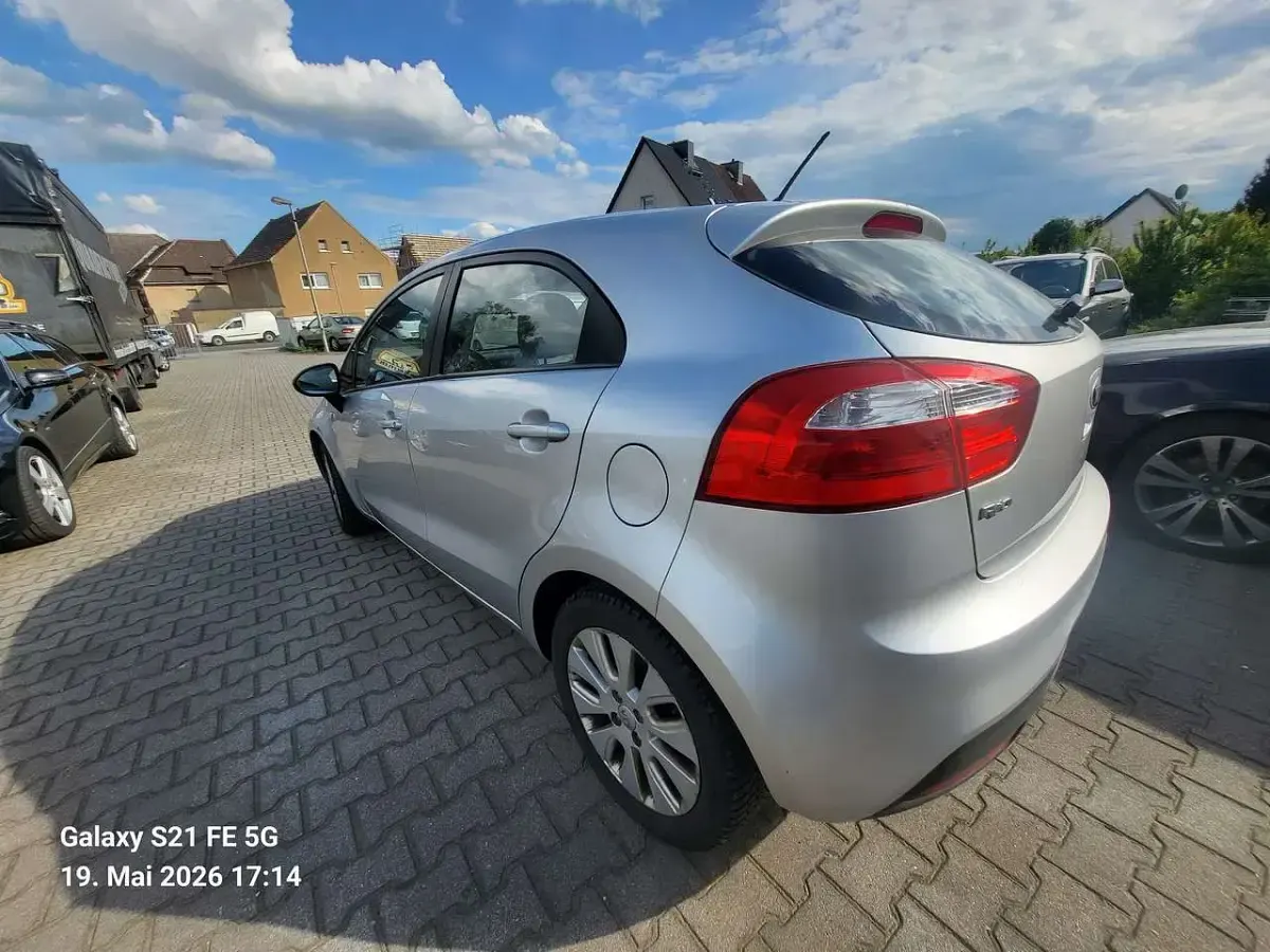 Gebraucht Kia Rio Edition 7 109 PS (80 kW) 2013 Brilliantsilber met. Kleinwagen