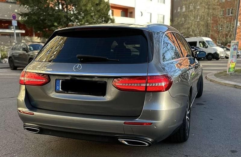 Gebraucht Mercedes E220 194 PS (142 kW) 2019 Grau Kombi