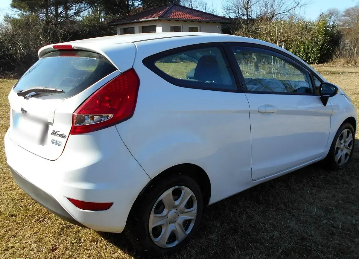 Gebraucht Ford Fiesta Trend 60 PS (44 kW) 2012 Weiß Limousine