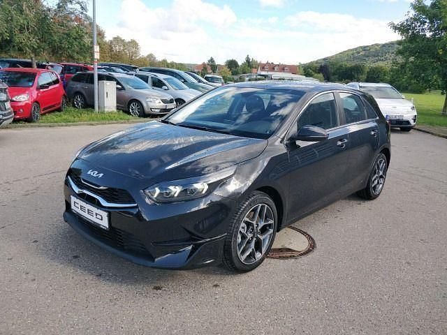 Neu Kia Ceed Spirit 140 PS (102 kW) 2025 Schwarz Kleinwagen