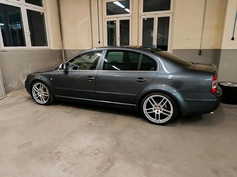 Grau Gebraucht 2006 Skoda Superb Limousine | 7.900 € - Bild 1/4