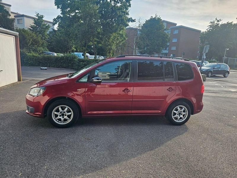 Rot Gebraucht 2012 VW Touran Comfortline Van / Kleinbus | 8.900 € (Fairer Preis) - Bild 1/4