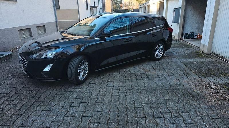 Gebraucht Ford Focus Cool & Connect 125 PS (91 kW) 2022 Schwarz Kombi