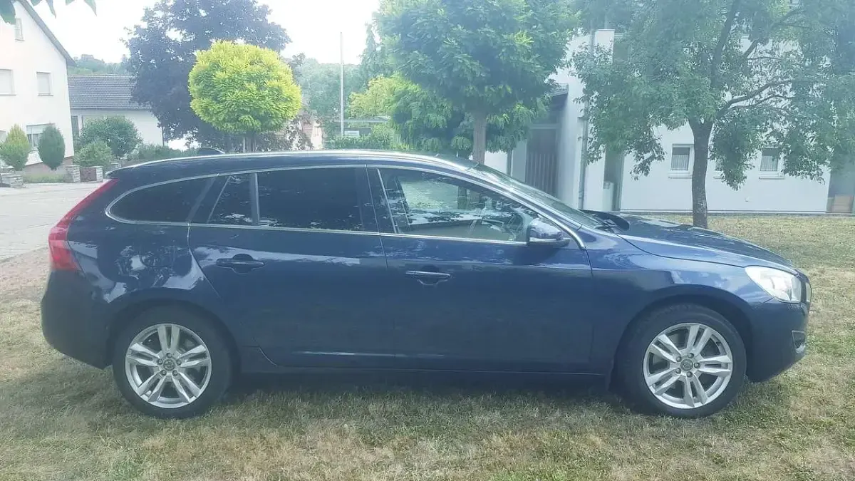 Gebraucht Volvo V60 Summum 215 PS (158 kW) 2011 Blau Kombi