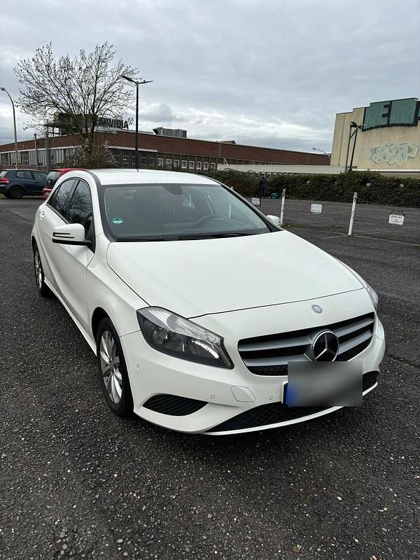 Weiß Gebraucht 2013 Mercedes A180 Kleinwagen | 5.500 € - Bild 1/4