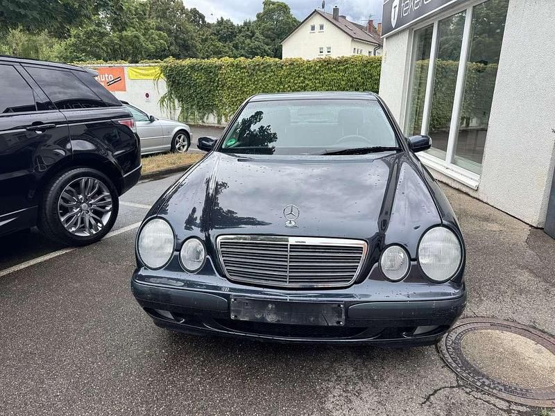 Smaragdschwarz lack Gebraucht 2000 Mercedes E220 Limousine | 1.990 € (Superpreis) - Bild 1/4
