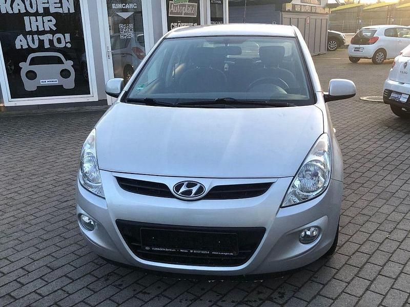 Gebraucht Hyundai i20 77 PS (56 kW) 2012 Silber Limousine