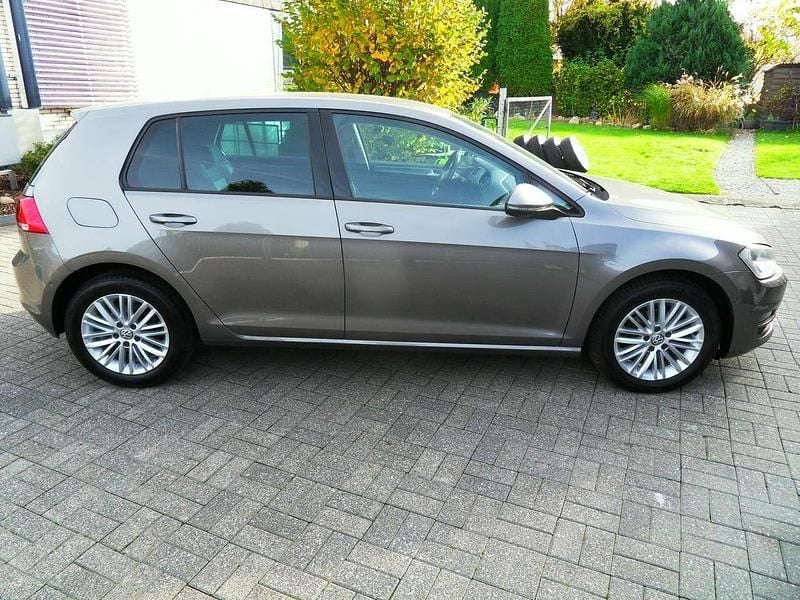 Limestone grey Gebraucht 2014 VW Golf VII Trendline Kleinwagen | 8.350 € (Fairer Preis) - Bild 1/4