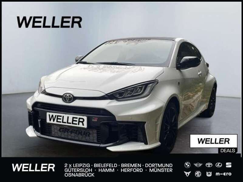 Weiß (z.b. schneeweiss, metallic gegen aufpreis) Neu 2025 Toyota Yaris Sport Limousine | 47.490 € (Superpreis) - Bild 1/4