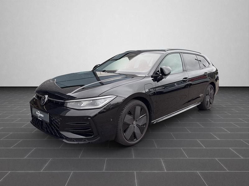 Grenadillschwarz metallic (metallic) Gebraucht 2025 VW Passat R-line Limousine | 49.790 € (Fairer Preis) - Bild 1/4