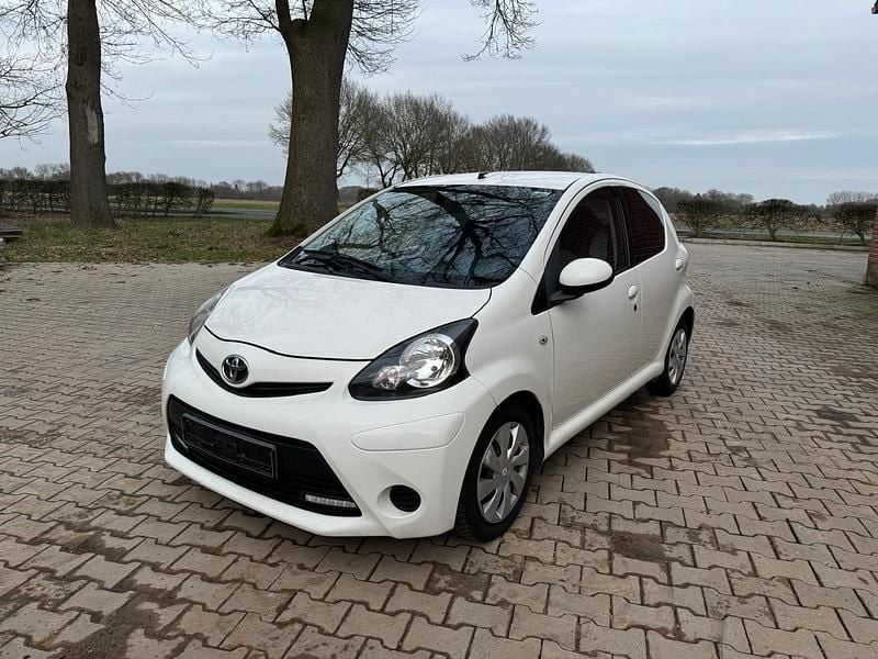 Gebraucht Toyota Aygo 69 PS (50 kW) 2014 Weiß Kleinwagen