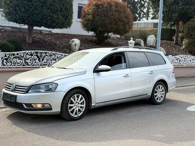 Silber Gebraucht 2012 VW Passat Trendline Kombi | 3.990 € (Superpreis) - Bild 1/4