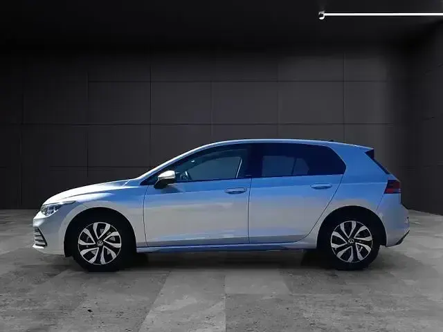 Używany VW Golf VIII Active 150 KM (110 kW) 2023 Srebrny Sedan/Limuzyna