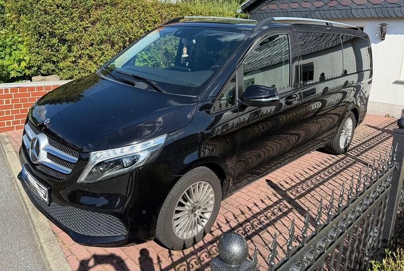 Schwarz Gebraucht 2022 Mercedes V220 Avantgarde Edition Van / Kleinbus | 43.200 € (Superpreis) - Bild 1/4