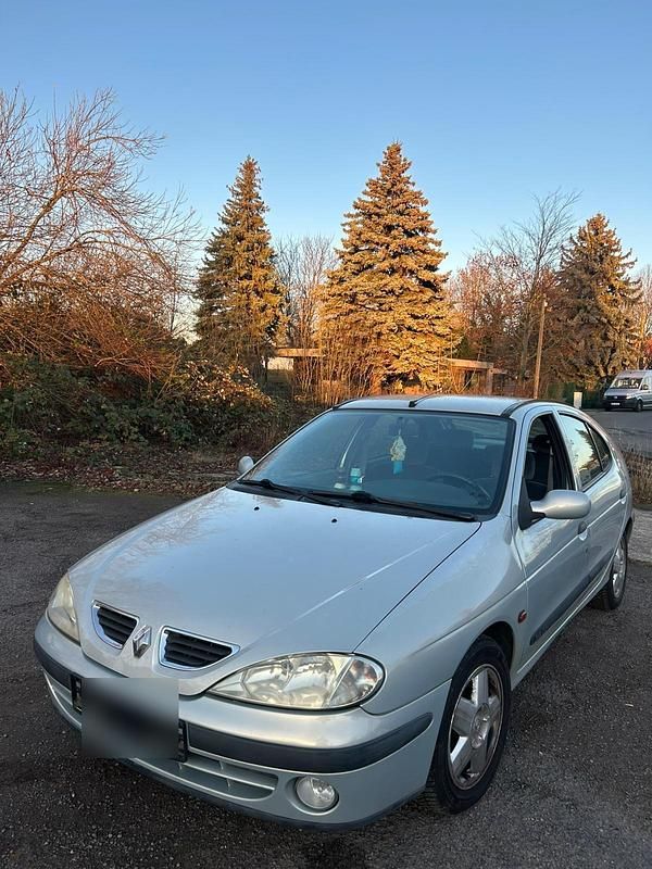 Silber Gebraucht 2000 Renault Mégane Limousine | 1.800 € (Fairer Preis) - Bild 1/4