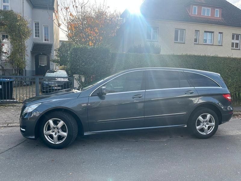 Grau Gebraucht 2012 Mercedes R350 Van / Kleinbus | 10.000 € (Superpreis) - Bild 1/4
