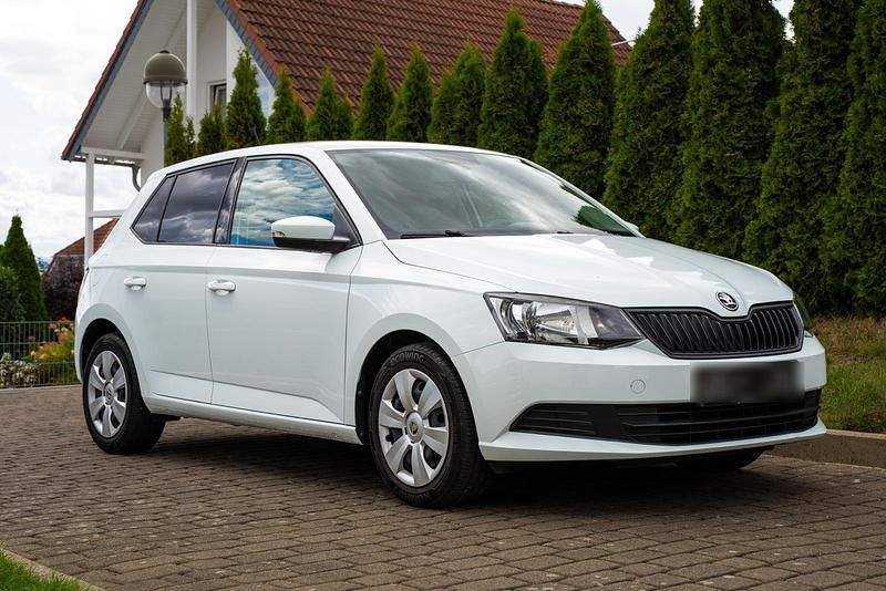Weiß Gebraucht 2017 Skoda Fabia Ambition Limousine | 6.790 € (Fairer Preis) - Bild 1/4