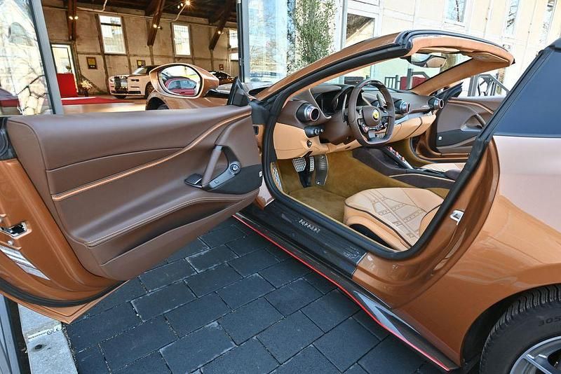 Gebraucht Ferrari 812 799 PS (587 kW) 2023 Braun Cabrio