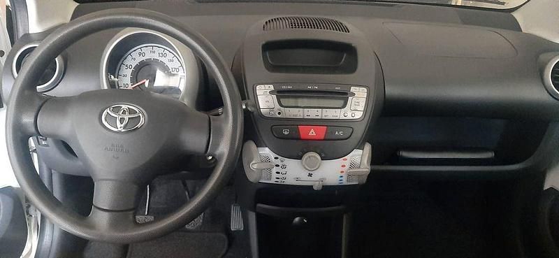 Weiß Gebraucht 2012 Toyota Aygo Kleinwagen | 2.800 € (Guter Preis) - Bild 1/4