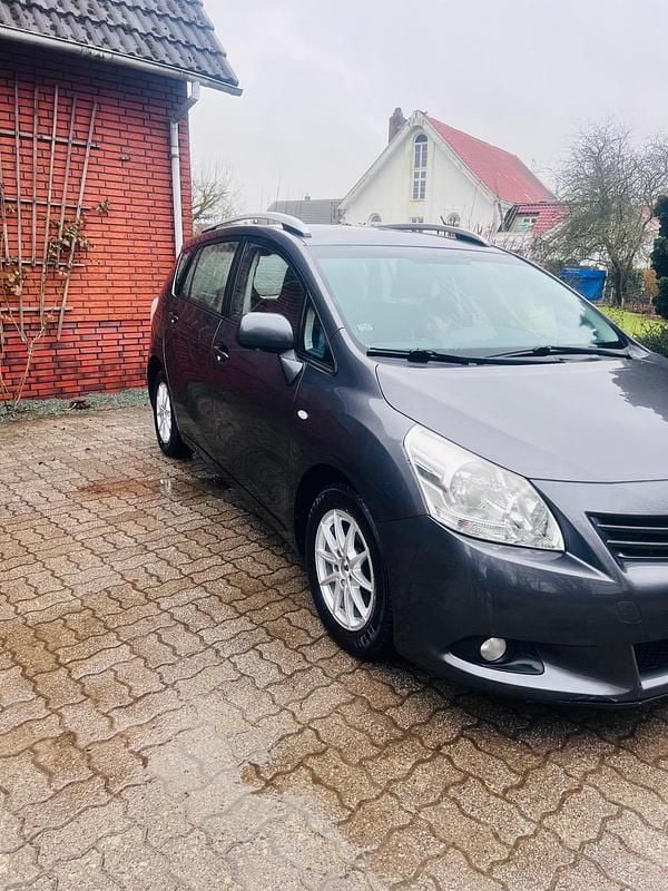 Gebraucht Toyota Verso 126 PS (92 kW) 2012 Grau Van / Kleinbus