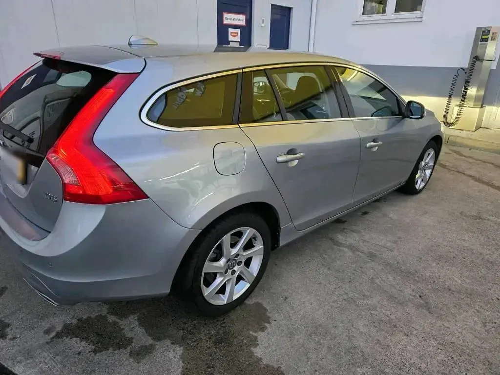 Gebraucht Volvo V60 Momentum 215 PS (158 kW) 2015 Silber Kombi