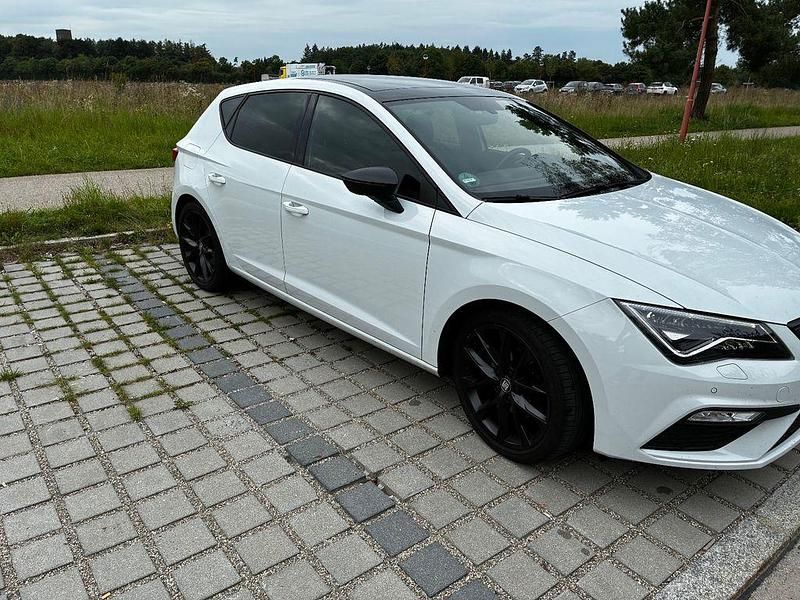 Weiß Gebraucht 2020 Seat Leon FR Limousine | 20.000 € (Guter Preis) - Bild 1/4
