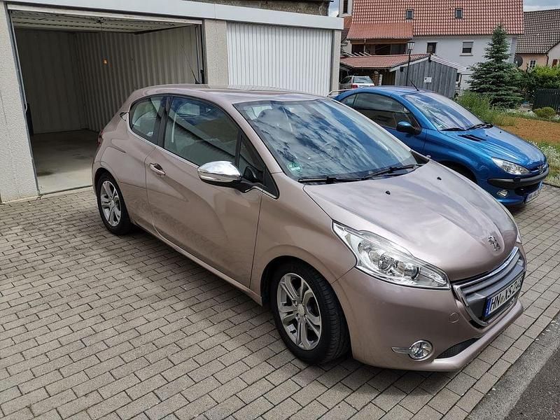 Silber Gebraucht 2012 Peugeot 208 Allure Kleinwagen | 3.900 € (Fairer Preis) - Bild 1/3