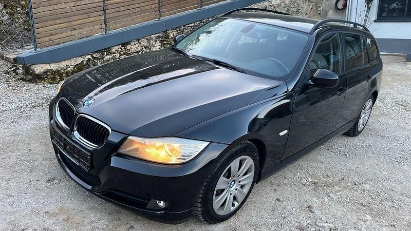 Gebraucht BMW 318 Basis 143 PS (105 kW) 2011 Schwarz Kombi
