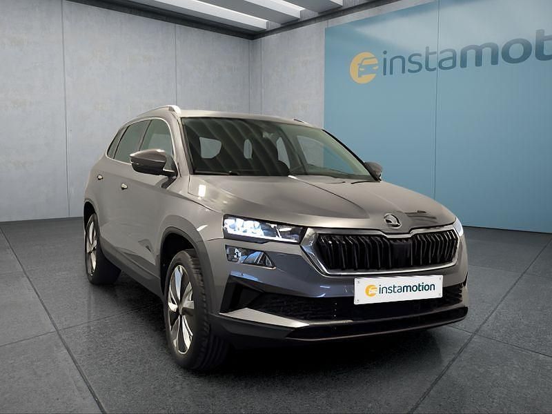 Grau Gebraucht 2024 Skoda Karoq SUV | 30.249 € (Guter Preis) - Bild 1/4