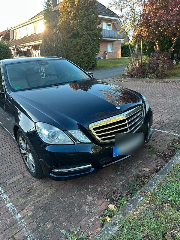 Blau Gebraucht 2011 Mercedes E350 Limousine | 10.000 € (Superpreis) - Bild 1/4