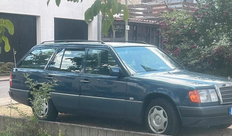 Blau Gebraucht 1993 Mercedes 200 Kombi | 7.900 € - Bild 1/4