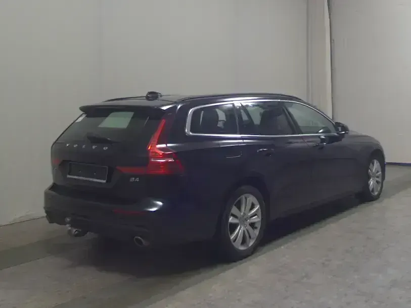 Gebraucht Volvo V60 Momentum 197 PS (144 kW) 2021 Schwarz Kombi