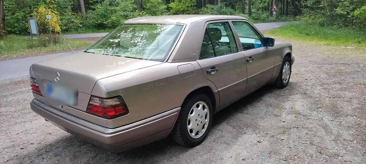Gebraucht Mercedes E220 150 PS (110 kW) 1993 Braun Limousine