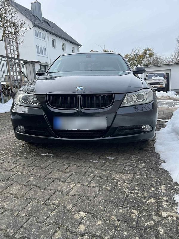 Gebraucht BMW 320 177 PS (130 kW) 2008 Schwarz Limousine