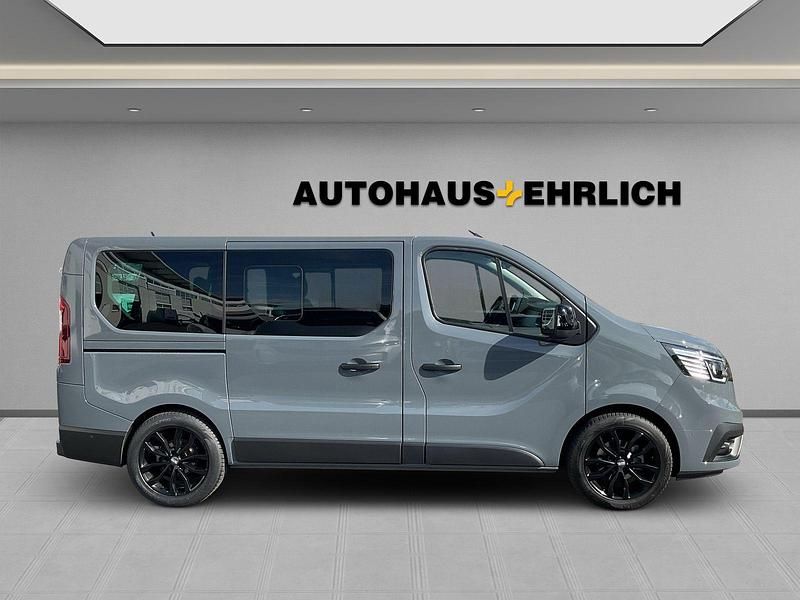 Gebraucht Renault Trafic Life 150 PS (110 kW) 2022 Städtisches grau Van / Kleinbus