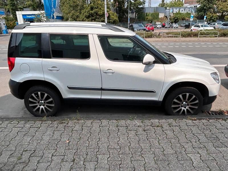 Weiß Gebraucht 2013 Skoda Yeti SUV | 5.300 € - Bild 1/4