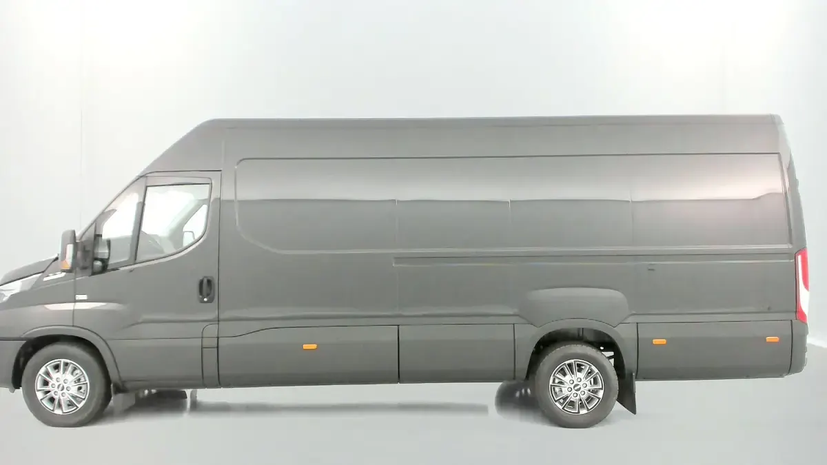 Second-hand Iveco Daily 156 CP (114 kW) 2022 Negru Van