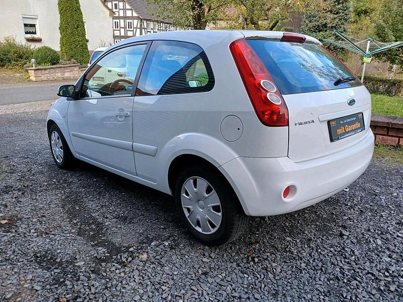 Gebraucht Ford Fiesta 60 PS (44 kW) 2008 Weiß Kleinwagen